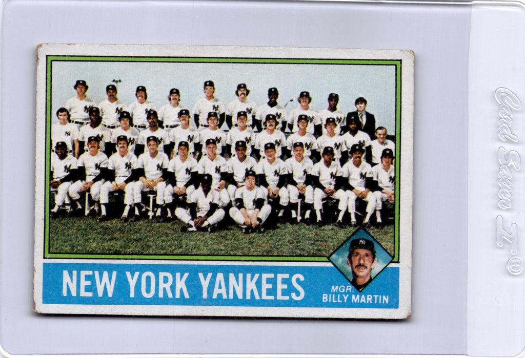 1976 Topps #17 New York Yankees / Billy Martin